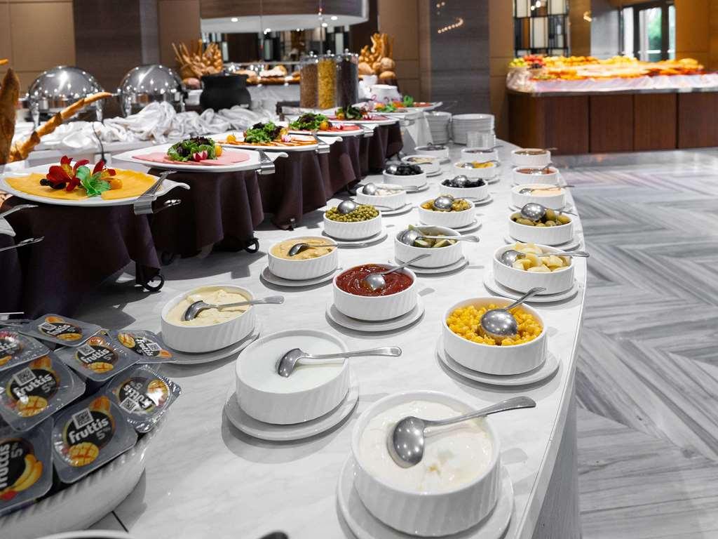 Moevenpick Hotel طشقند المطعم الصورة